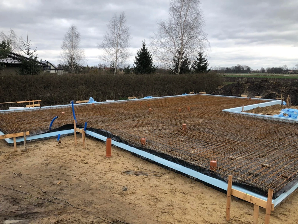 Zbrojona płyta fundamentowa z izolacją termiczną na przygotowanym podłożu