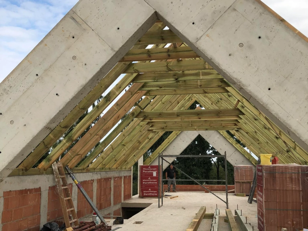 Drewniana konstrukcja na ścianach domu w stanie surowym otwartym – Więźba dachowa