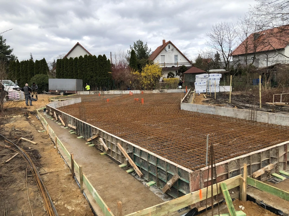 Zbrojona płyta fundamentowa w drewnianej szalunku na terenie budowy domu