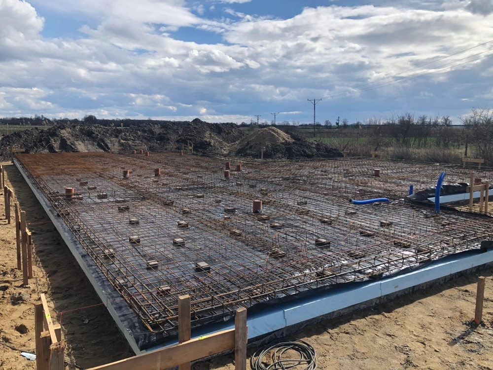Zbrojenie płyty fundamentowej przygotowane do wylania betonu