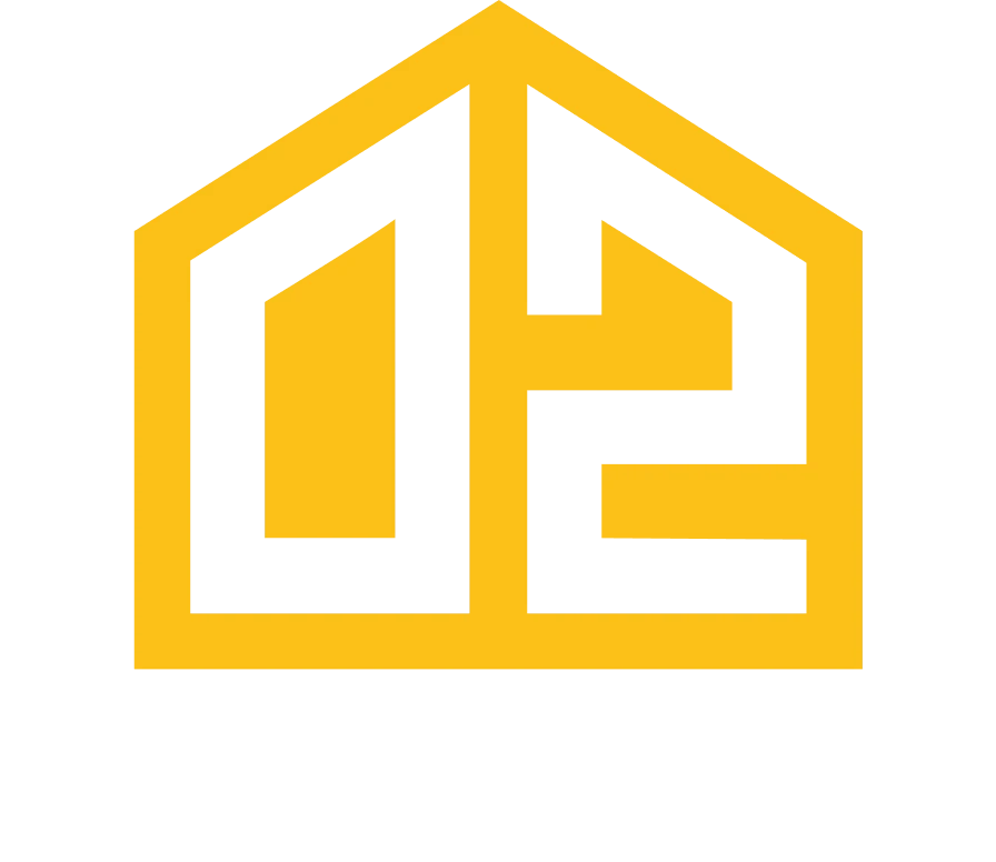 Logo firmy O2 Development na czarnym tle ze stylizowanym konturem domu i żółtymi literami O2