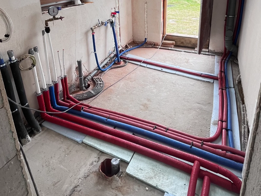 Ogrzewanie podłogowe: rozprowadzenie izolowanych rur w warstwie stropu przed montażem posadzek