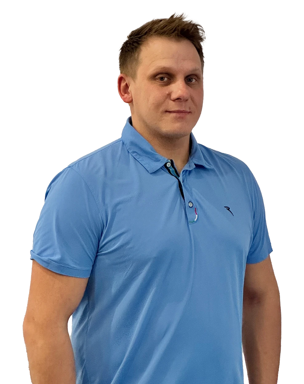 Pracownik firmy budowlanej w niebieskiej koszulce polo na białym tle