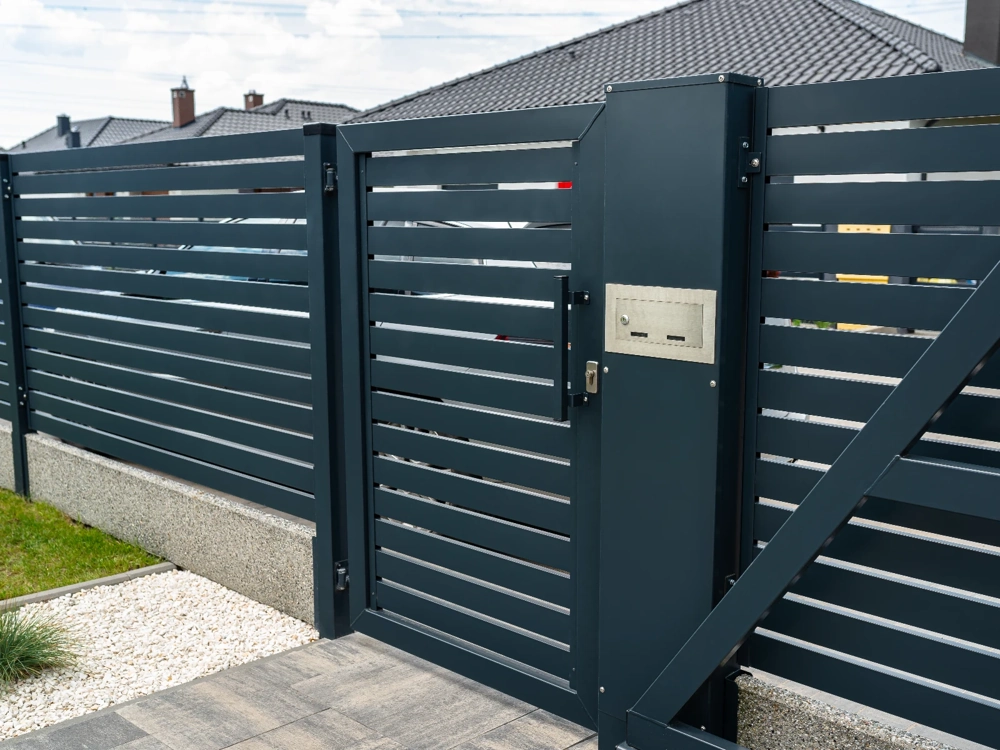 Metalowa furtka ogrodzeniowa z poziomymi panelami w grafitowym odcieniu