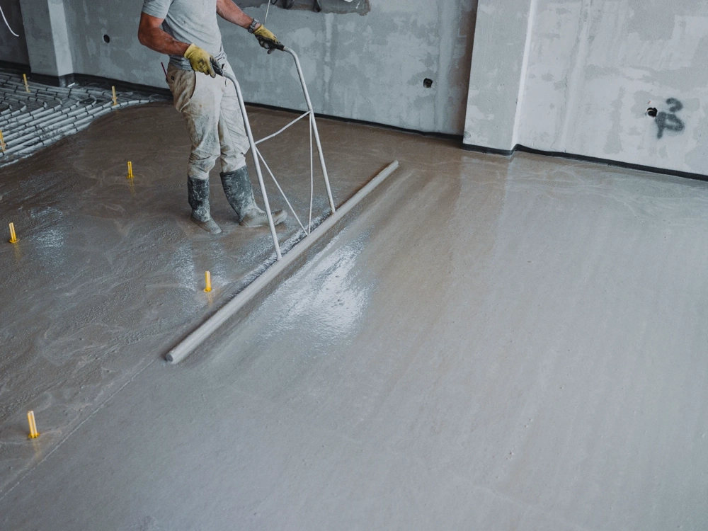 Wyrównywanie wylewki posadzki maszynowym narzędziem