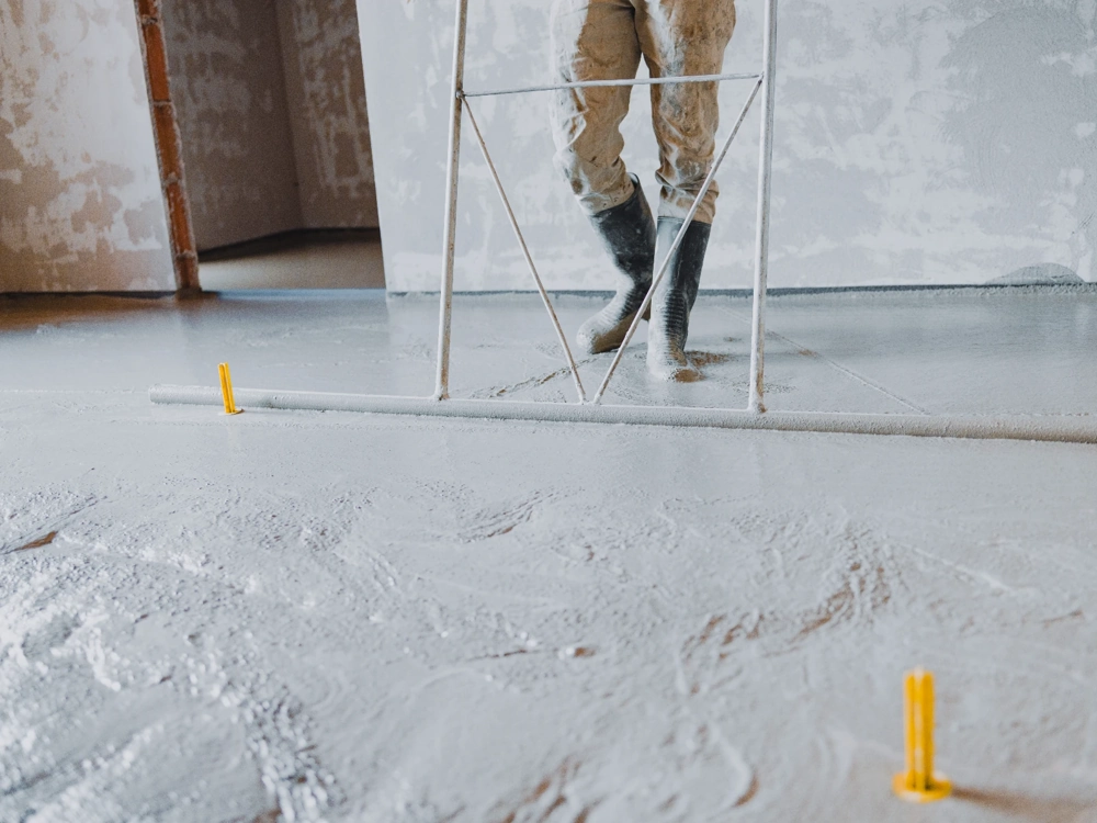 Wyrównywanie wylewki betonowej posadzki mieszkaniowej