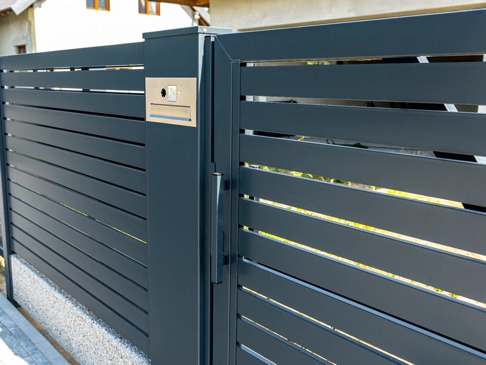 Metalowa brama wjazdowa z furtką i skrzynką na listy