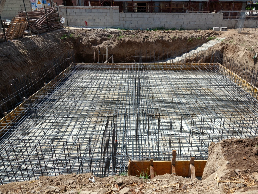 Zbrojenie płyty fundamentowej przed wylaniem betonu