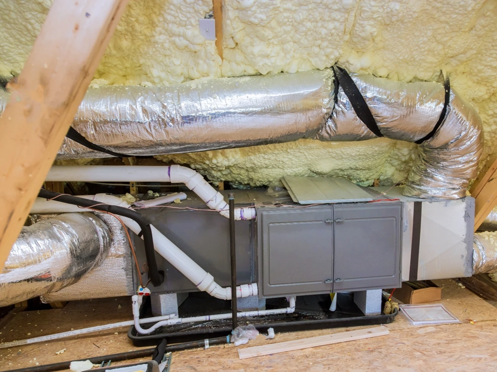Rekuperacja centrali wentylacyjnej w poddaszu z izolacją natryskową i kanałami powietrznymi